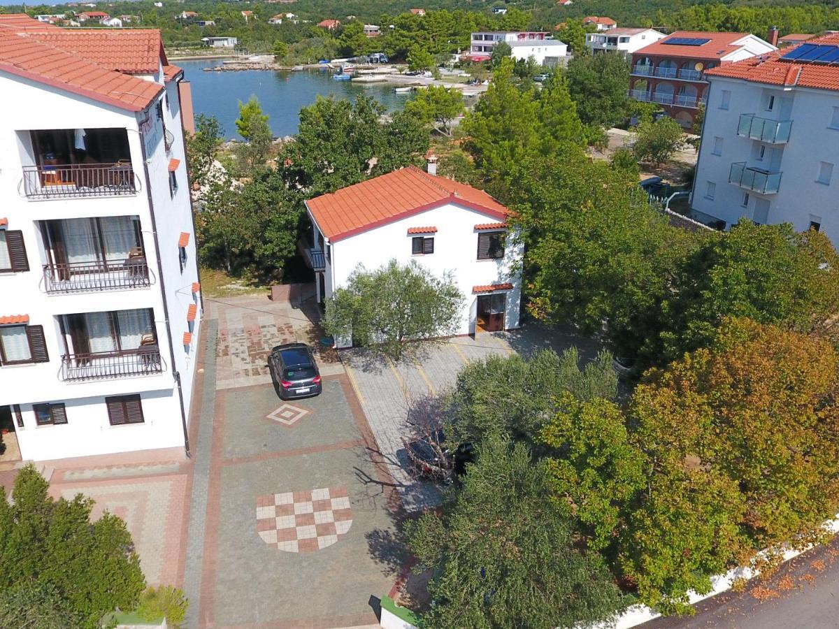 Bed and Breakfast Pansion Croatia à Starigrad Paklenica Extérieur photo