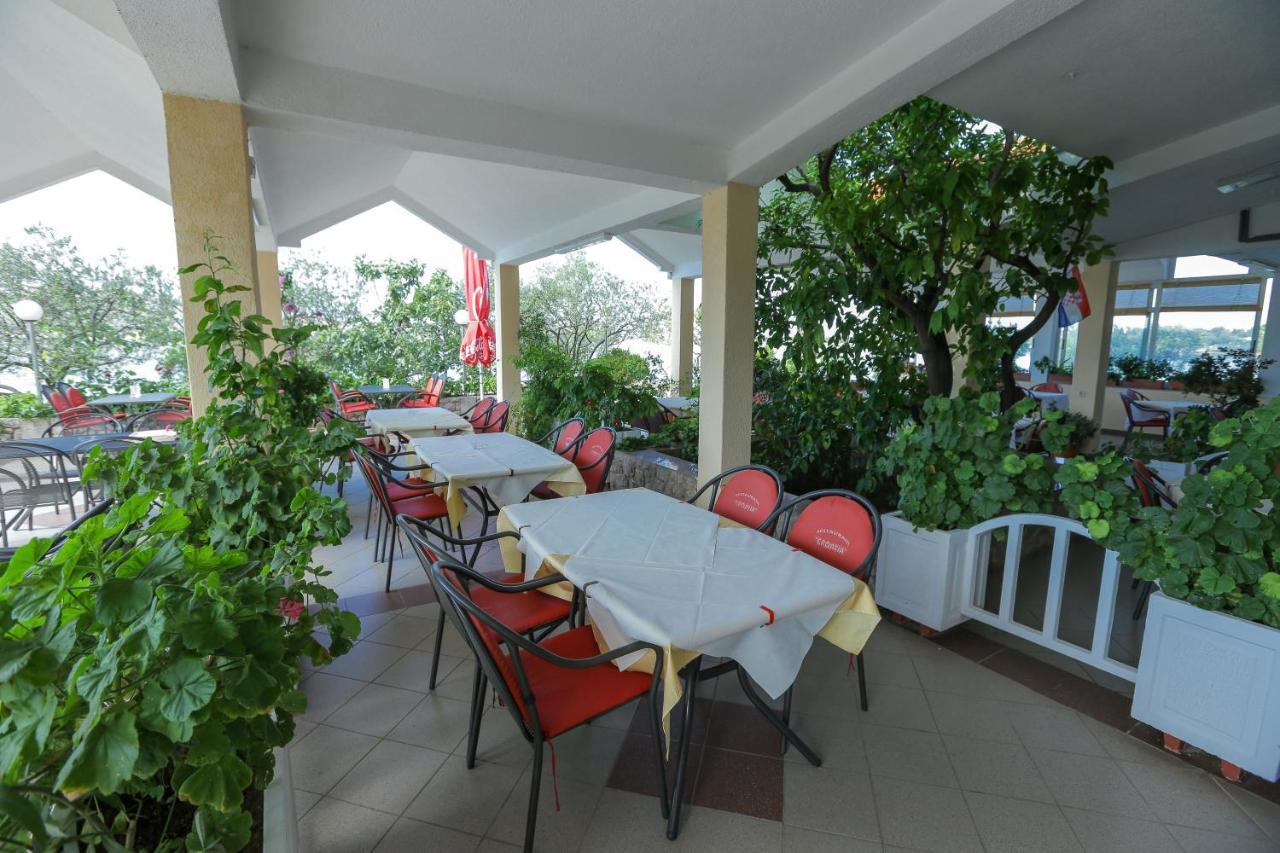 Bed and Breakfast Pansion Croatia à Starigrad Paklenica Extérieur photo