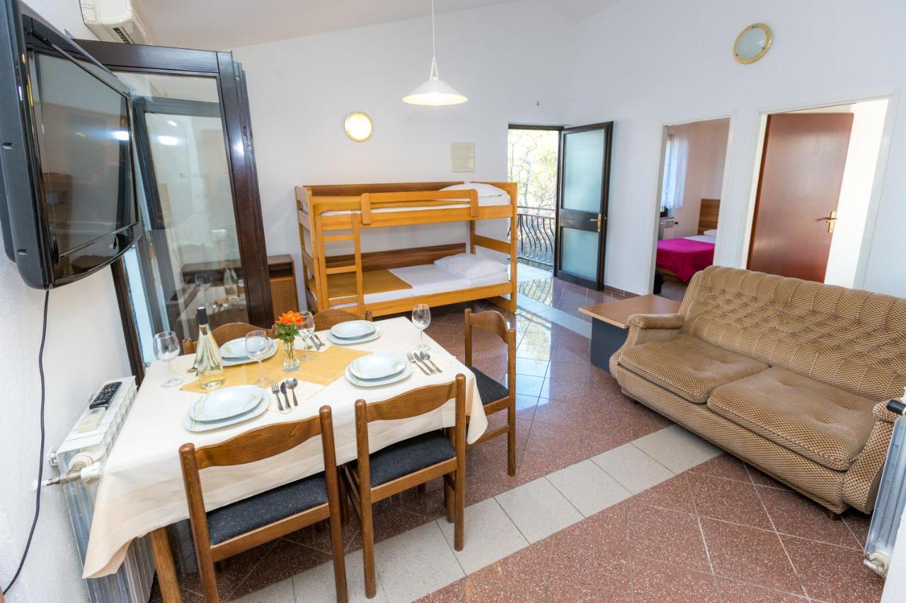 Bed and Breakfast Pansion Croatia à Starigrad Paklenica Extérieur photo