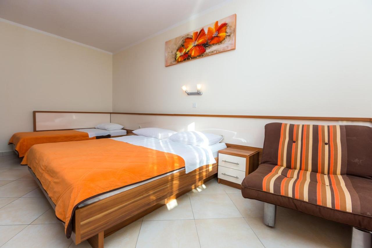 Bed and Breakfast Pansion Croatia à Starigrad Paklenica Extérieur photo