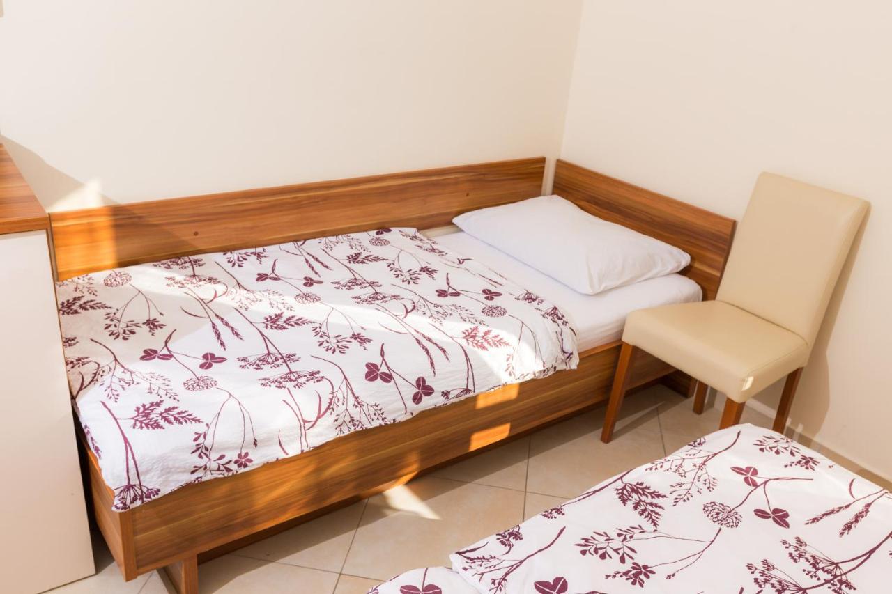 Bed and Breakfast Pansion Croatia à Starigrad Paklenica Extérieur photo