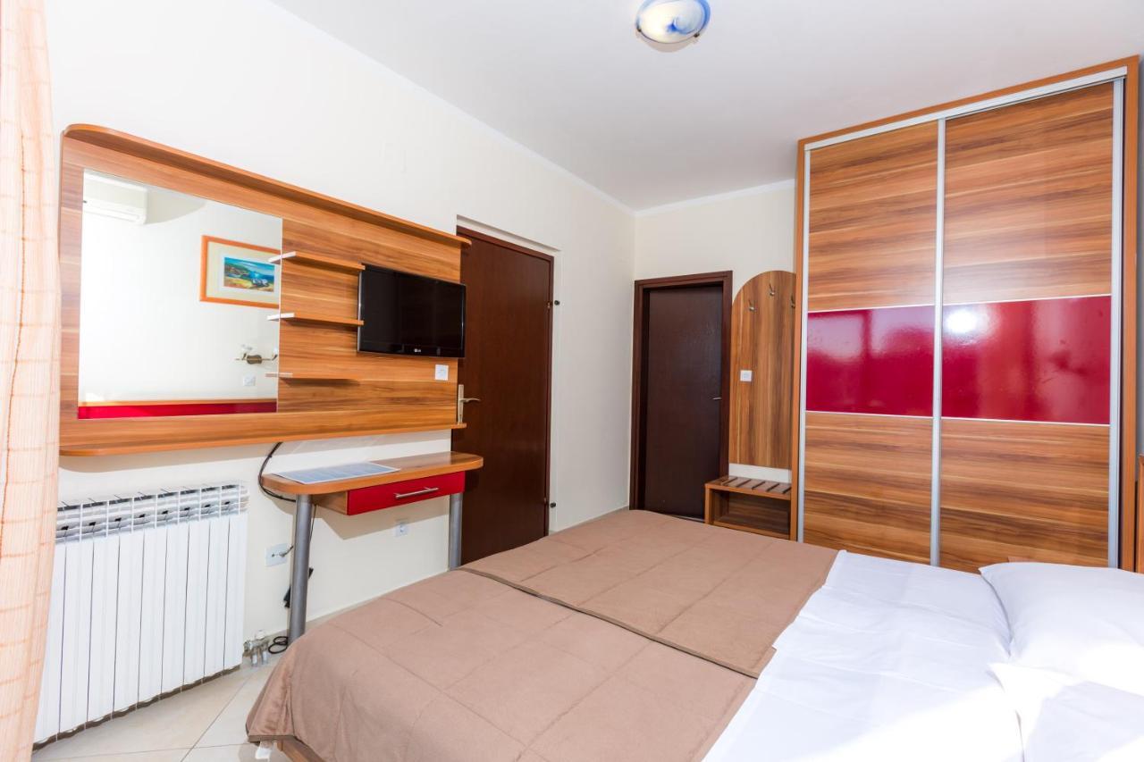 Bed and Breakfast Pansion Croatia à Starigrad Paklenica Extérieur photo