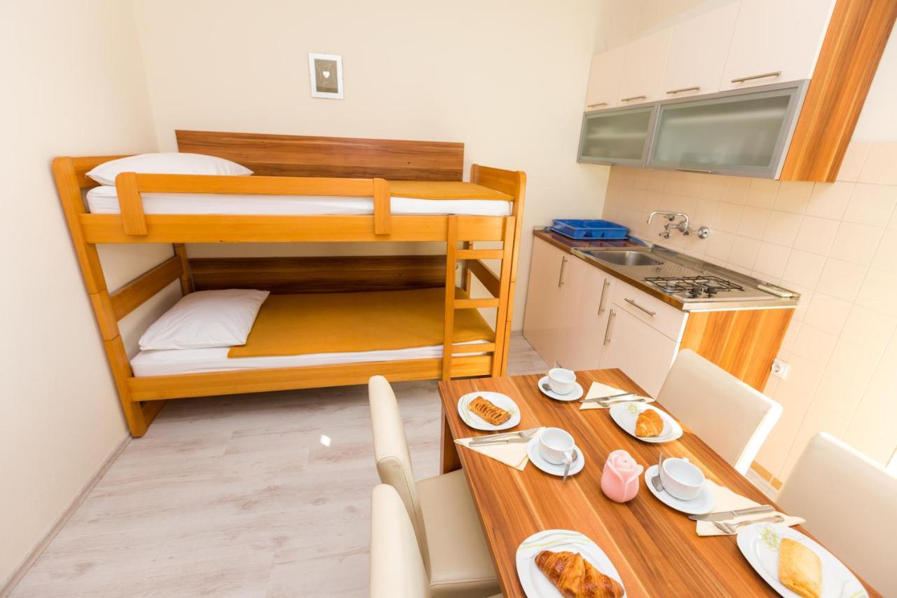 Bed and Breakfast Pansion Croatia à Starigrad Paklenica Extérieur photo