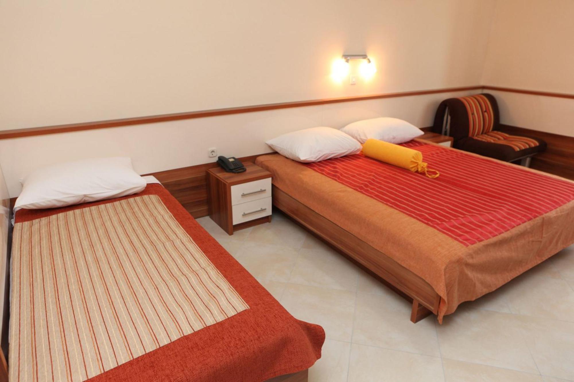Bed and Breakfast Pansion Croatia à Starigrad Paklenica Extérieur photo